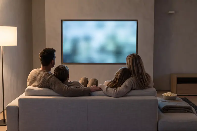 Bannister 8800 Elite Series - films and television Family watching a film together in a living room equipped with a Bannister Acoustics 8800 Elite Series home theater system